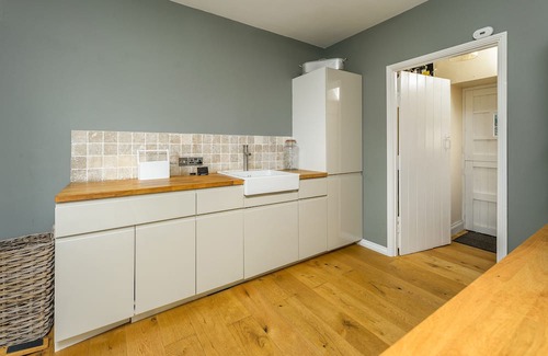 Belford Cabaña | Rosemary Cottage - a cottage that sleeps 8 guests in 4 bedrooms