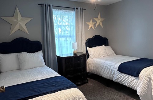 Owosso Apartamento | The Middleton - a 6 bed, 3 acre, classy home just minutes from town.