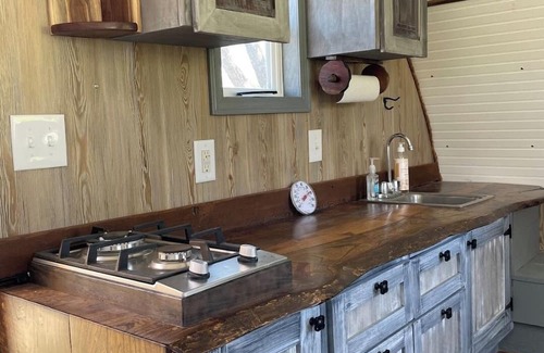 Norwalk Cabina | Charming Waterfront Tiny House & Sauna