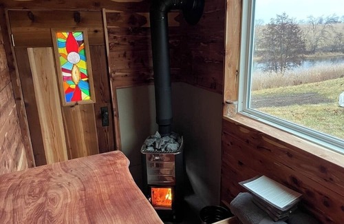 Norwalk Cabina | Charming Waterfront Tiny House & Sauna