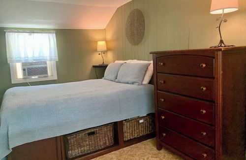 Rotterdam Junction Cabaña | Private Lake View Cottage on Ballston Lake. 9 miles to Saratoga!