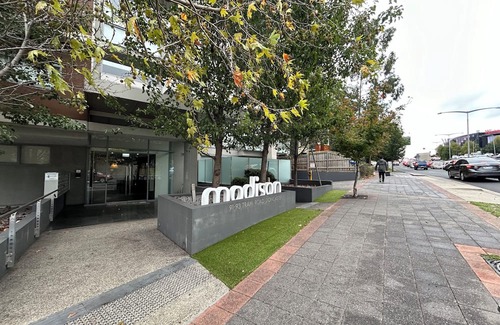 Doncaster Apartamento | This apartment is a 2 bedroom(s), 2 bathrooms, located in Doncaster, VIC.