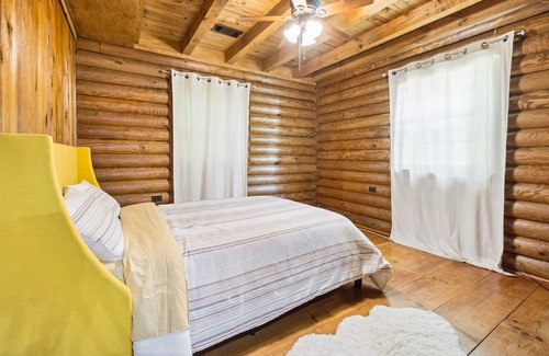 Fleming Cabina | Charming dog-friendly cabin w/ amazing lake views near Savannah