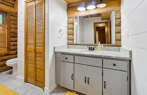 Fleming Cabina | Charming dog-friendly cabin w/ amazing lake views near Savannah