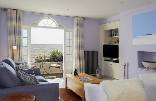 Sandgate Cabaña | Relax on your balcony and enjoy the stunning, far reaching sea views overlooking Sandgate Bay.