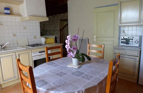Beaurepaire Casa | Holiday Home 'Gîte Les Castilles Près Puy Du Fou' with Shared Pool, Private Terrace and Wi-Fi