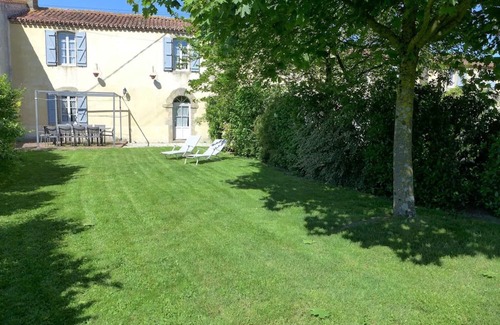 Beaurepaire Casa | Holiday Home 'Gîte Les Castilles Près Puy Du Fou' with Shared Pool, Private Terrace and Wi-Fi