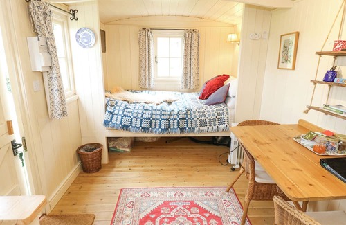 Hollow Meadows Cabaña | THE SHEPHERD'S HUT, romantic, with a garden in Stocksbridge
