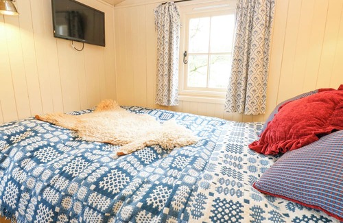 Hollow Meadows Cabaña | THE SHEPHERD'S HUT, romantic, with a garden in Stocksbridge