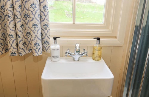 Hollow Meadows Cabaña | THE SHEPHERD'S HUT, romantic, with a garden in Stocksbridge
