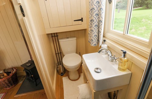 Hollow Meadows Cabaña | THE SHEPHERD'S HUT, romantic, with a garden in Stocksbridge