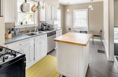 Milford Apartamento | Finished Attic Space-Minutes to Hiking in Milford!