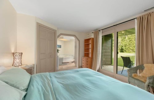 Stratford Chalet De Esquí | Chalet on the shores of Lake Aylmer with private dock and beach