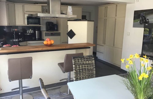 Eisenach Apartamento | Ferienhaus mit Doppelcarport und E-ladestation