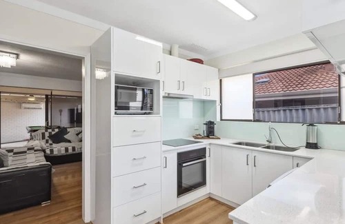Dianella Casa | YoucomeAu Youth hostel comfortable two-story building with a swimming pool.