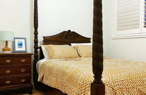 Dianella Casa | YoucomeAu Youth hostel comfortable two-story building with a swimming pool.