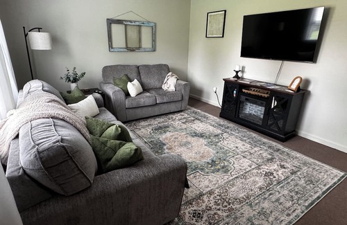 Henderson Apartamento | Forget your worries in this spacious, updated and serene space.