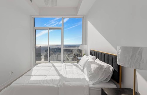 Humber Bay Shores Condominio | Ultra Luxurious 2Bedroom - 2Bathroom High Floor Uninstructed Lake Views!