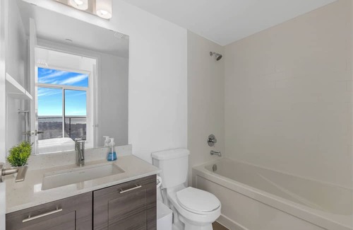 Humber Bay Shores Condominio | Ultra Luxurious 2Bedroom - 2Bathroom High Floor Uninstructed Lake Views!