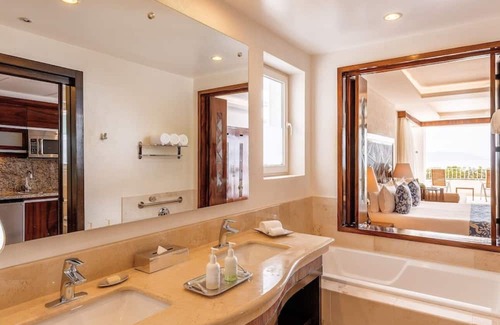 Conchas Chinas Apartamento | 🌊 Experience Beachfront Bliss 2-Bedroom Suite Ocean View! 🌴