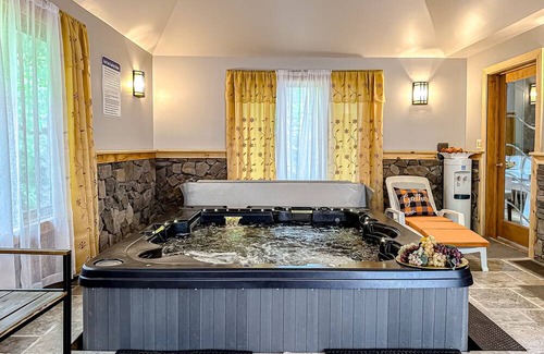 Tafton Casa | Luxurious home w/ in home theater, entertainment & hot tub