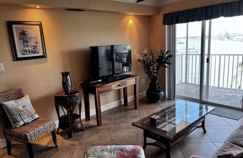 Capri Isle Condominio | One bedroom, one bath condo on the water. Walk to beaches. Breath taking view
