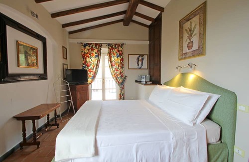 Ortonovo Casa | Stunning villa for 4 people with hot tub, A/C, sauna, WIFI, TV, terrace, panoramic view and par...