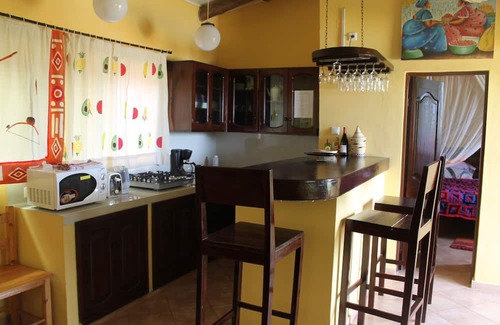 Bujumbura Apartamento | Cozy serviced one bedroom apartment in a tropical garden, free laundry