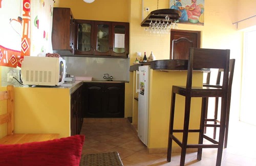 Bujumbura Apartamento | Cozy serviced one bedroom apartment in a tropical garden, free laundry