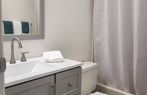 Evanston Apartamento | Secure Access Building, Fresh Fully Remodeled Apartment