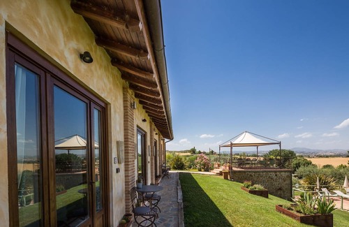 Cannara Apartamento | L’Olmo Agriturismo di charme-The Sunrise suite with breathtaking view of Assisi.