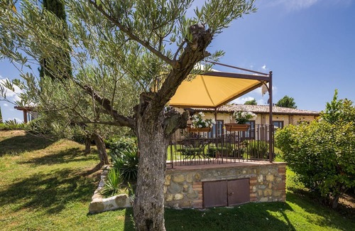 Cannara Apartamento | L’Olmo Agriturismo di charme-The Sunrise suite with breathtaking view of Assisi.