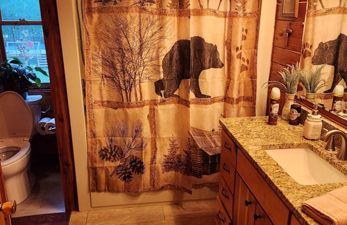 West End Cabina | Log cabin on 35 acres with hot tub and pool available for the 2024 US Open.