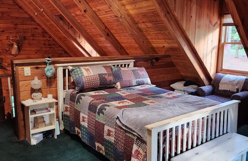West End Cabina | Log cabin on 35 acres with hot tub and pool available for the 2024 US Open.