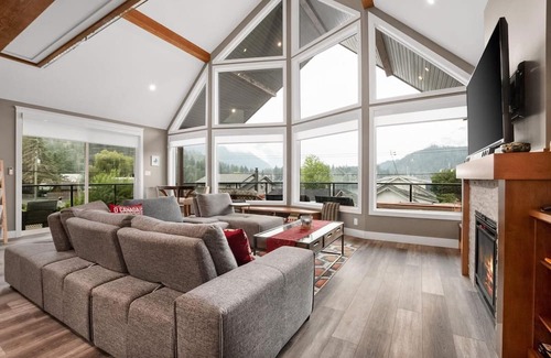 Hope Casa | Escape to Serenity: Lake Retreat with Majestic Mountain Views!