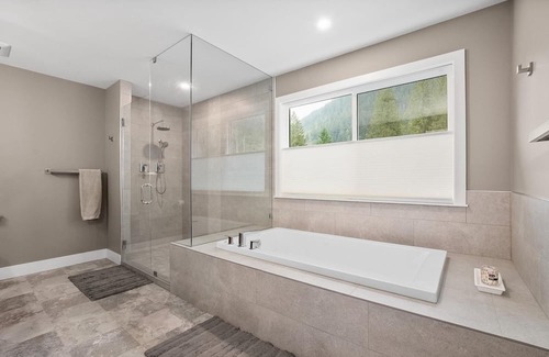 Hope Casa | Escape to Serenity: Lake Retreat with Majestic Mountain Views!