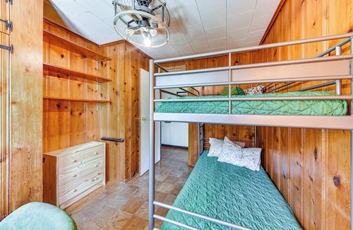Fox Lake Casa | Charming Lake Pistakee Home w/ Kayaks & Patio!