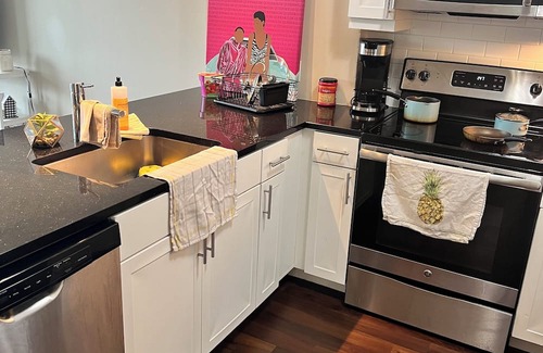 Ironbound District Apartamento | Glamorous 1BR Near Prudential Center - 7 Min Walk