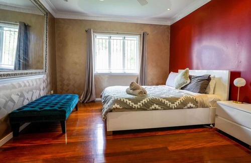 Moorooka Casa | Massive 5BR Home | Wi-Fi | Netflix | Free Parking
