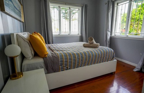 Moorooka Casa | Massive 5BR Home | Wi-Fi | Netflix | Free Parking