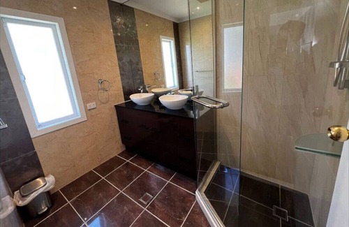 Moorooka Casa | Massive 5BR Home | Wi-Fi | Netflix | Free Parking