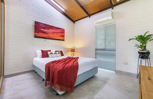 Karama Casa | LUX POOLSIDE ESCAPE in LARGE FAMILY HOME