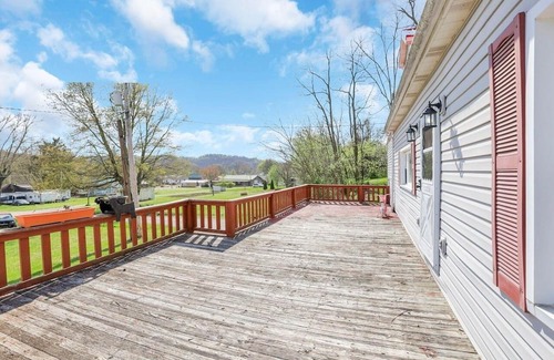 Laurelville Cabaña | Cozy County Cottage Conveniently located in Laurelville Ohio.