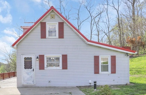 Laurelville Cabaña | Cozy County Cottage Conveniently located in Laurelville Ohio.