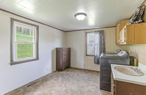 Laurelville Cabaña | Cozy County Cottage Conveniently located in Laurelville Ohio.