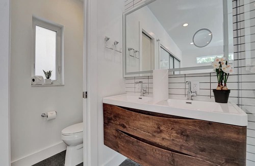 River Oaks Casa | Luxe 4BR Home with Heated Salt-Water Pool, BBQ Haven & Game Room
