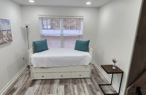 Issue Casa | Hideaway at Colonial Beach You can relax quiet hood just 5 Minutes to the Beach.