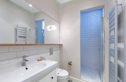 Pera Apartamento | Welcome to our cool new stylish 2-bedroom, 2-bathroom home nestled in the vibrant heart of Şişhane