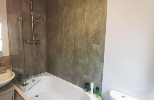 Enfield Apartamento | Large clean double room in a modern quiet house close to train station&bus stop
