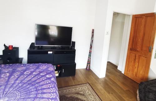 Enfield Apartamento | Large clean double room in a modern quiet house close to train station&bus stop